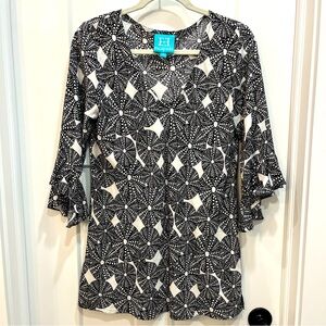 Escapada Rayon v-neck tunic 3/4 sleeve geometric print black white Size Small